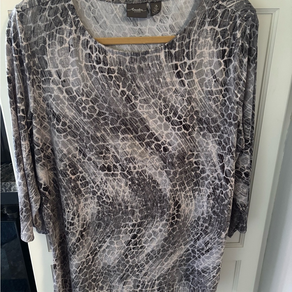 Chico's Gray and White 3/4 Sleeve Blouse